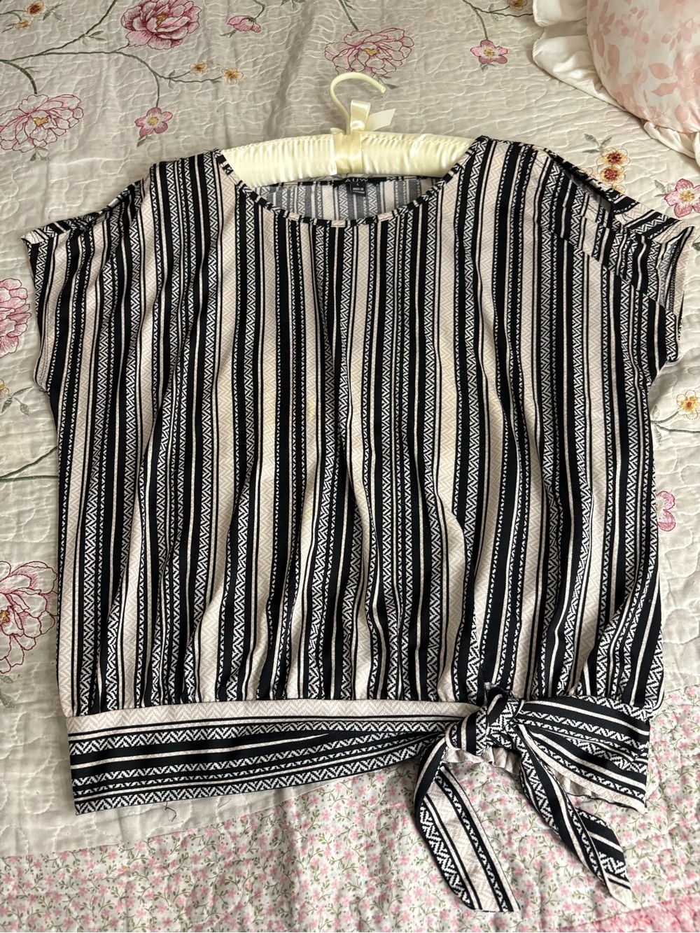 Striped Tie-Hem Women’s Top - Black & White